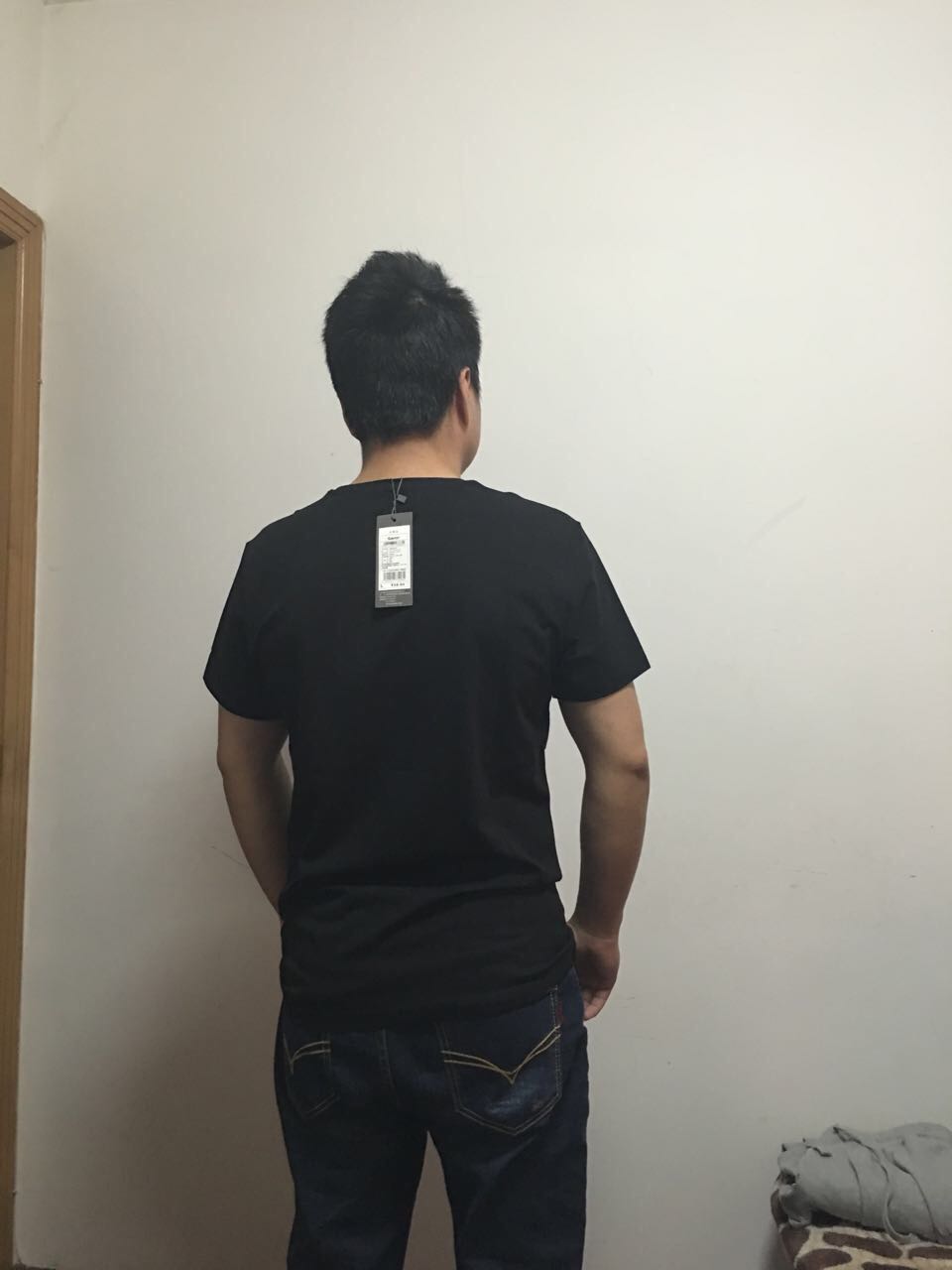 买的L号,本来看评论说这衣服偏大,差点就选小一号的了,结果因为本人比较壮(176cm/75kg),所以感觉尺码刚刚好,但是要是缩水的话就肯定会小,暂时还没洗,所以不知道会不会缩水。然后面料一般,做工却还行,穿身上感觉还过的去,但并不纠结,毕竟一分钱 一分货价钱在这摆着的,个人感觉值得入手。