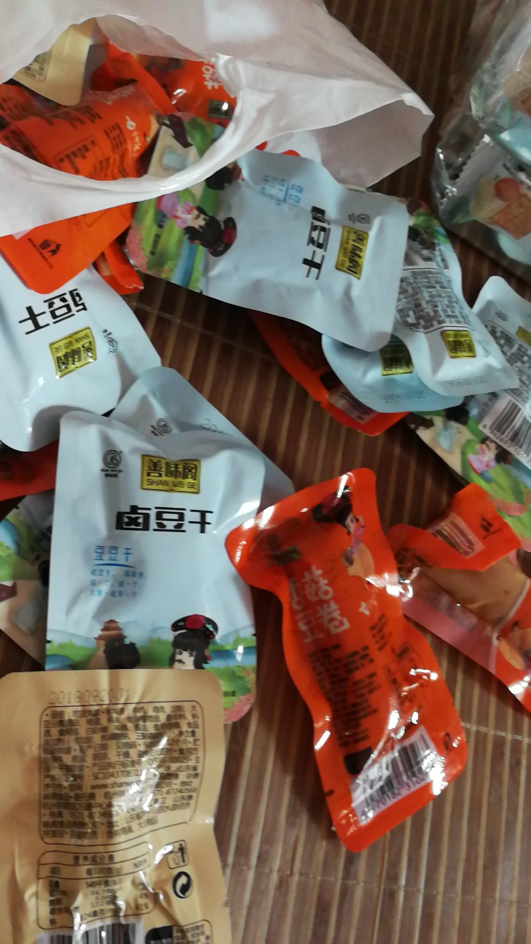 还可以。不辣的,肉熟太烂了,跟平时外面买的卤味不一样,
