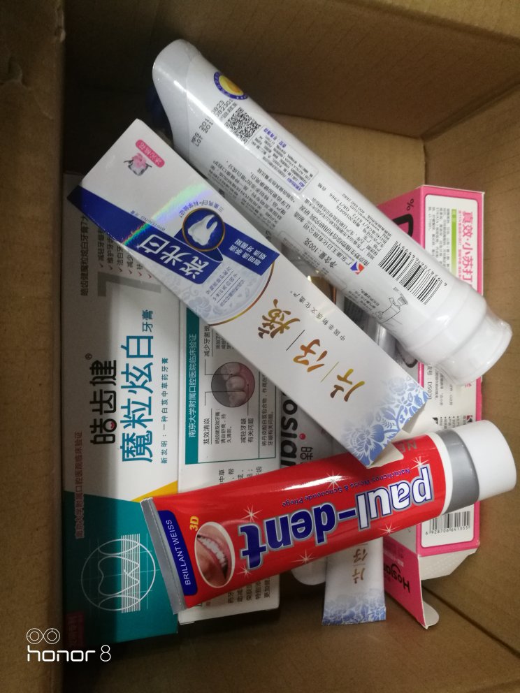 为了买牙膏而买的牙膏,买了好多管,还不知道效果怎么样,花花@的很好看,味道也还可以,就是不知道效果如何。嗯嗯,快递,第一天买,第二天就到了,不会耽误事