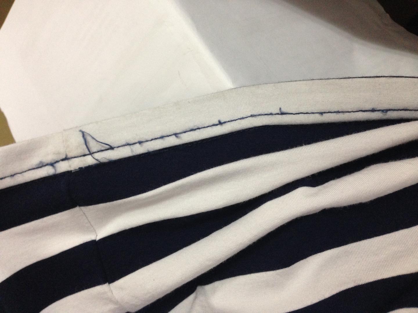 衣服买回来手感挺好的 但是穿之前用水洗了一下 就变成这个样子了 脱毛~