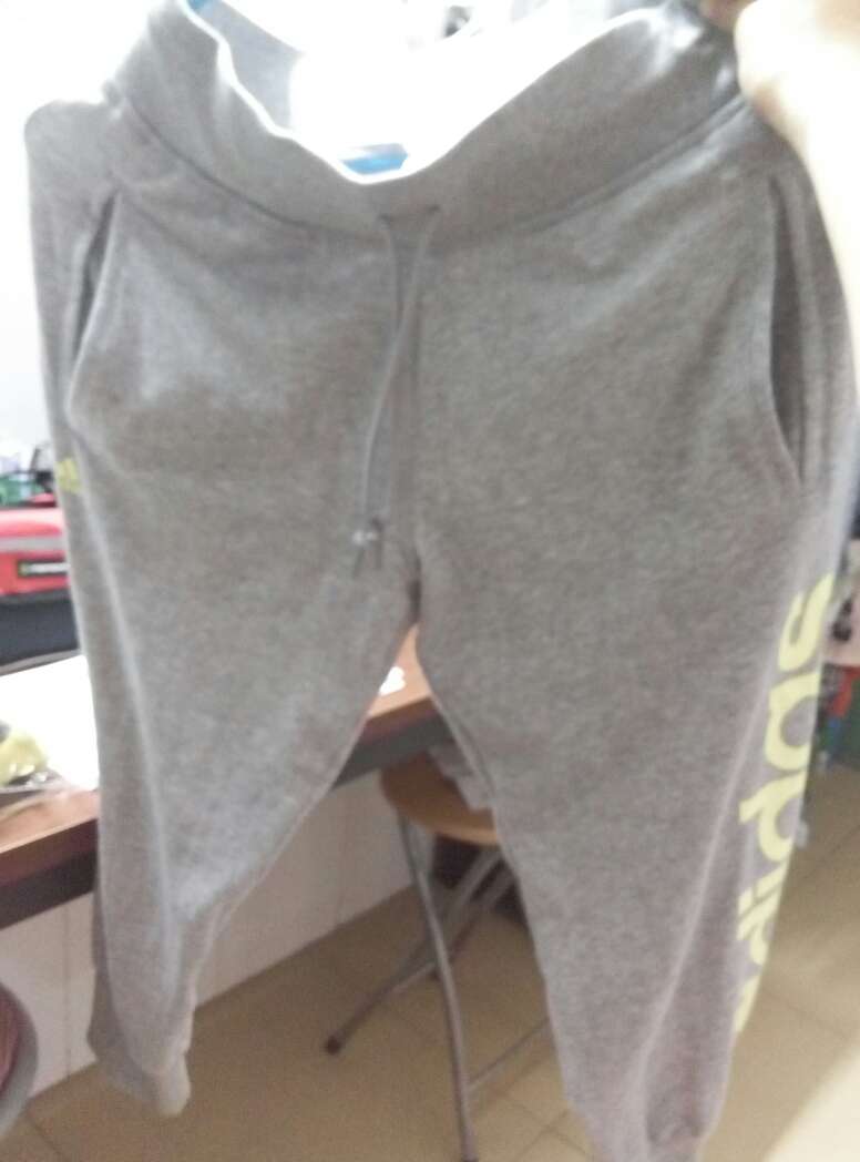 穿了才知道中间有条缝,好难看,別人告诉我才知道,穿着也稍微大了些。其他還可以