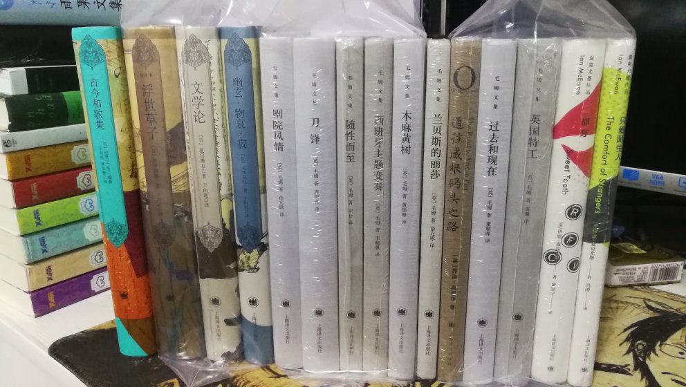 上译~文学的这个系列的书装帧真是太漂亮了,暂时还没打算读。毛姆文集本来以为收不齐了,于是就读了南海出版的《月亮与六便士》《刀锋》,万万没想到毛姆文集又二印了。包括奥威尔和麦克尤恩都准备收齐,有的读了。