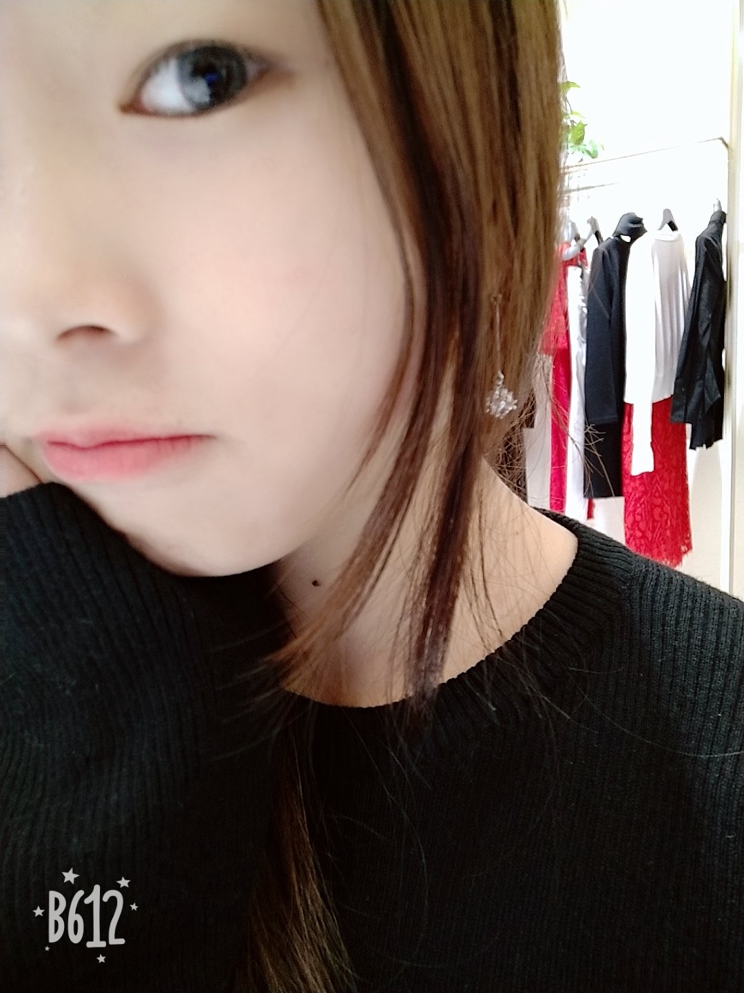 很好看,但是得搭配眼妆,不然有点奇怪。戴上效果很好,很水润,已经也不是很干涩。打算下次再购买。