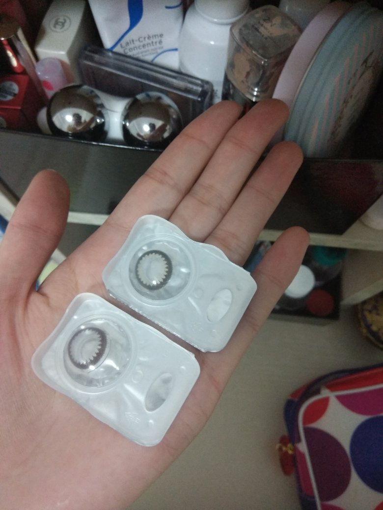 平时戴很自然,不仔细看的话看不出来,但是拍照挺明显的