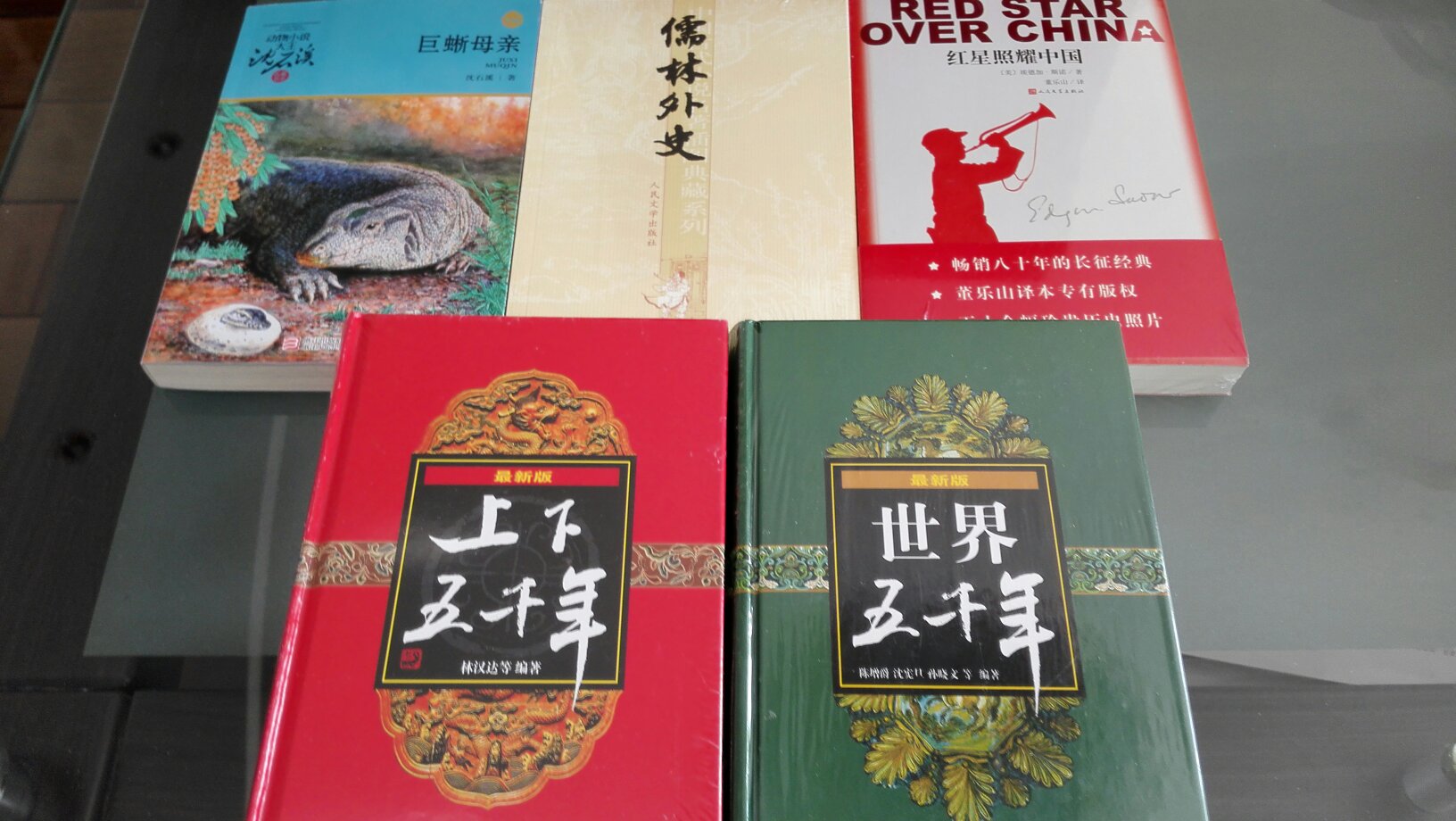 现在的孩子都是糖水里泡大的,根本无法想象当年革命时期红军、八路军条件的艰苦。埃德加斯诺的西行漫记给我们展示了当年的情景,让现在的孩子读读,希望他们能珍惜美好的生活。
