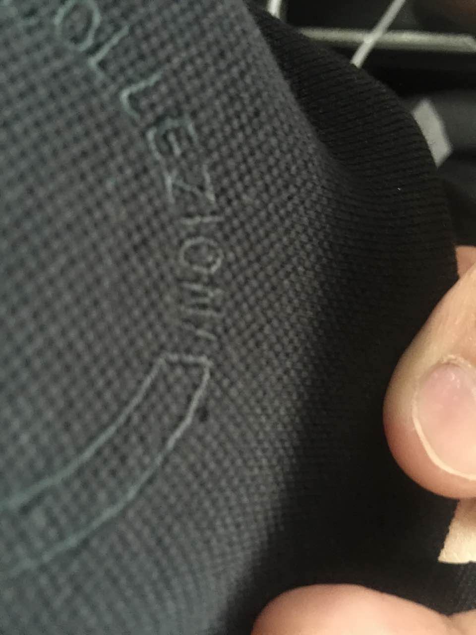 越来越坑人,先不说是否正品,衣服竟然有洞,把残次品拿来卖,穿了一天全起线了,有这么坑客户的吗?