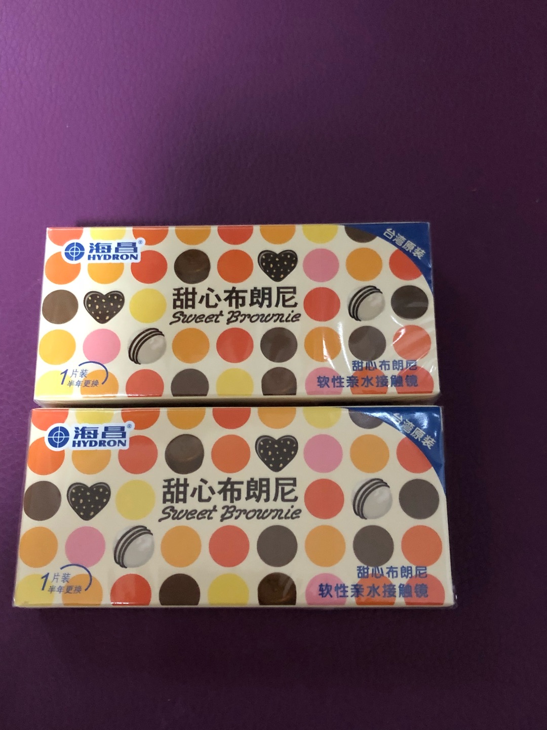 一买就买一对,2只眼都是同一颜色规格,非常好辨认。而且这个牌子的隐形眼镜非常好,一用就可以用半年,很水润,戴着很舒服。还顺便买了护理液超值优惠装,4瓶护理液还送一瓶小号的,还送一个小护理盒子,可以随身携带,很方便。物流第二天就到货,非常满意,多搞优惠继续帮衬!