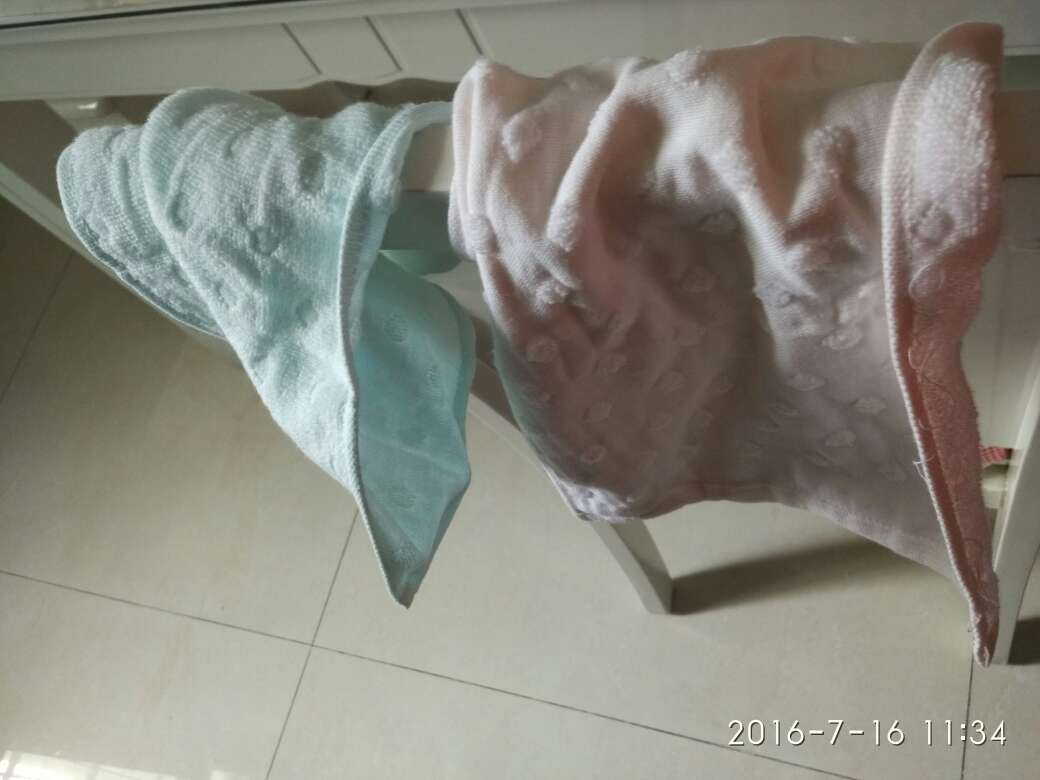 买了两个毛巾,一个蓝色的和一个粉色的,手感挺好,挺软和的