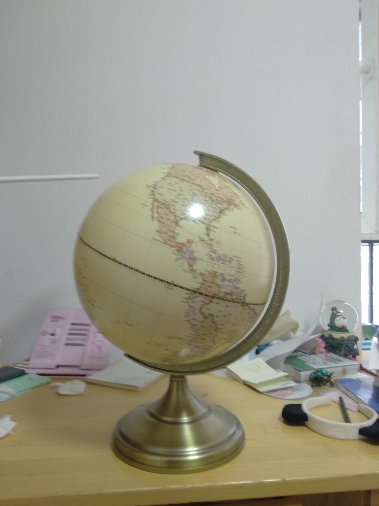 做工不错,比以前的经典蓝色地球仪看起来有复古质感。唯一遗憾的是摆在书桌上有些大。