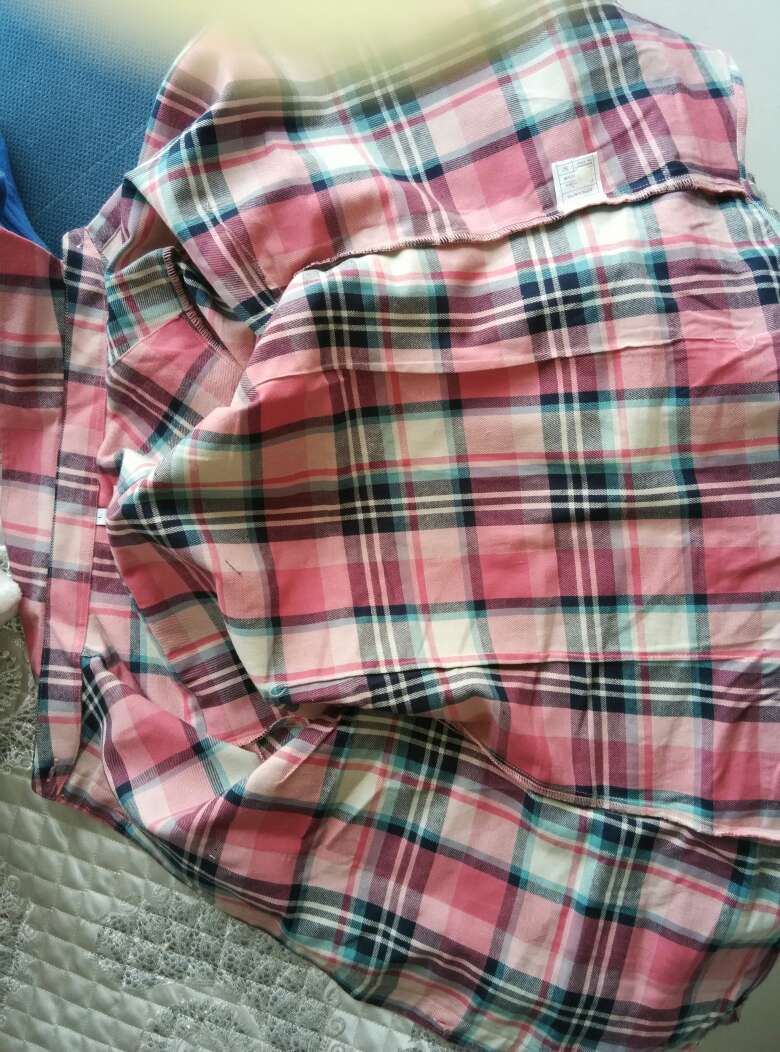 缺点:衣服洗了一水,小了点;色差很大;衣服放到裤子外面没有放到裤子里面穿好看。优点:衣服穿着非常舒适,不显胖。