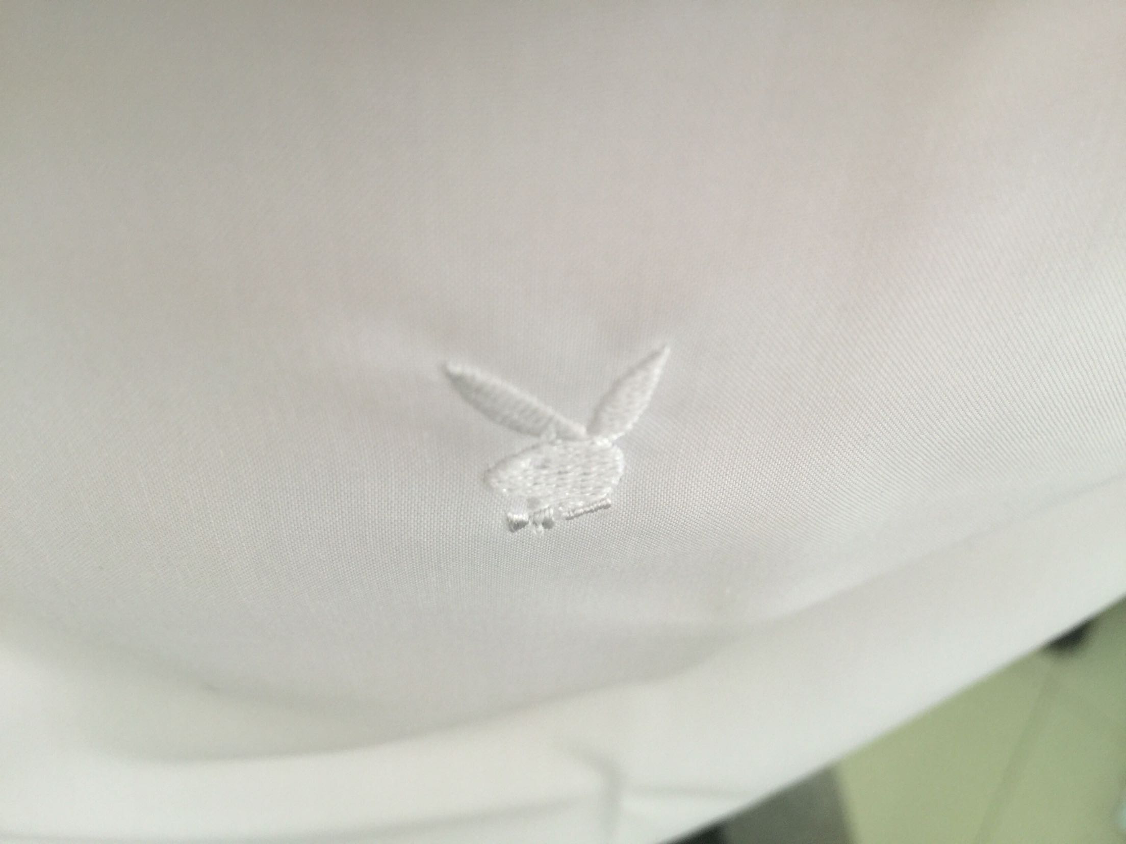 包装简陋,衣服质量奇差,到处是线头,部分地方已经开线