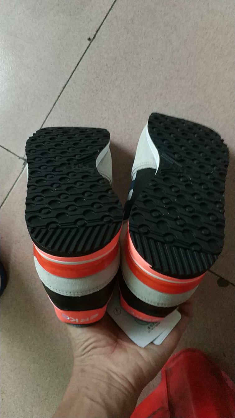穿它跑步减振又不伤脚,舒服吸汗佳不臭脚。穿上合脚又好看,自营货超效超值又省心省钱!下次继续,希其它消费者也一起分享它过硬的质量又过低的价格!