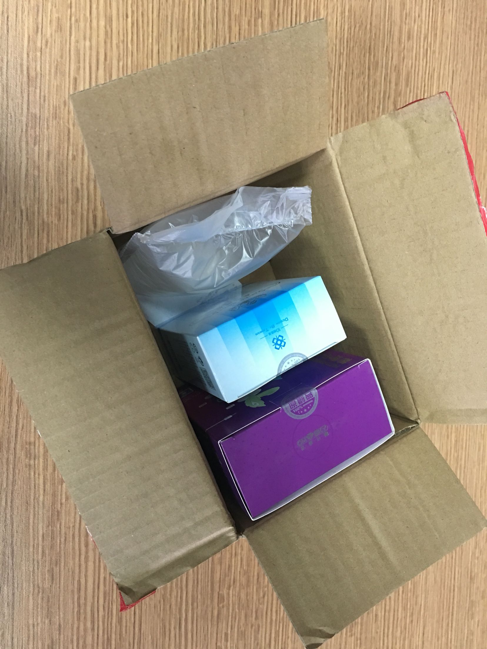 自营的送货速度就是快,包的很严密。看到别人发文说在酒吧用这个很刺激,我也想让女票试试。收到货的晚上就去酒吧了,也就1分钟多,她直接趴桌子上起不来了,我一按开关,她就抖,哈哈!!!她说太刺激了,又骂我死变态,到底是好不好嘛。