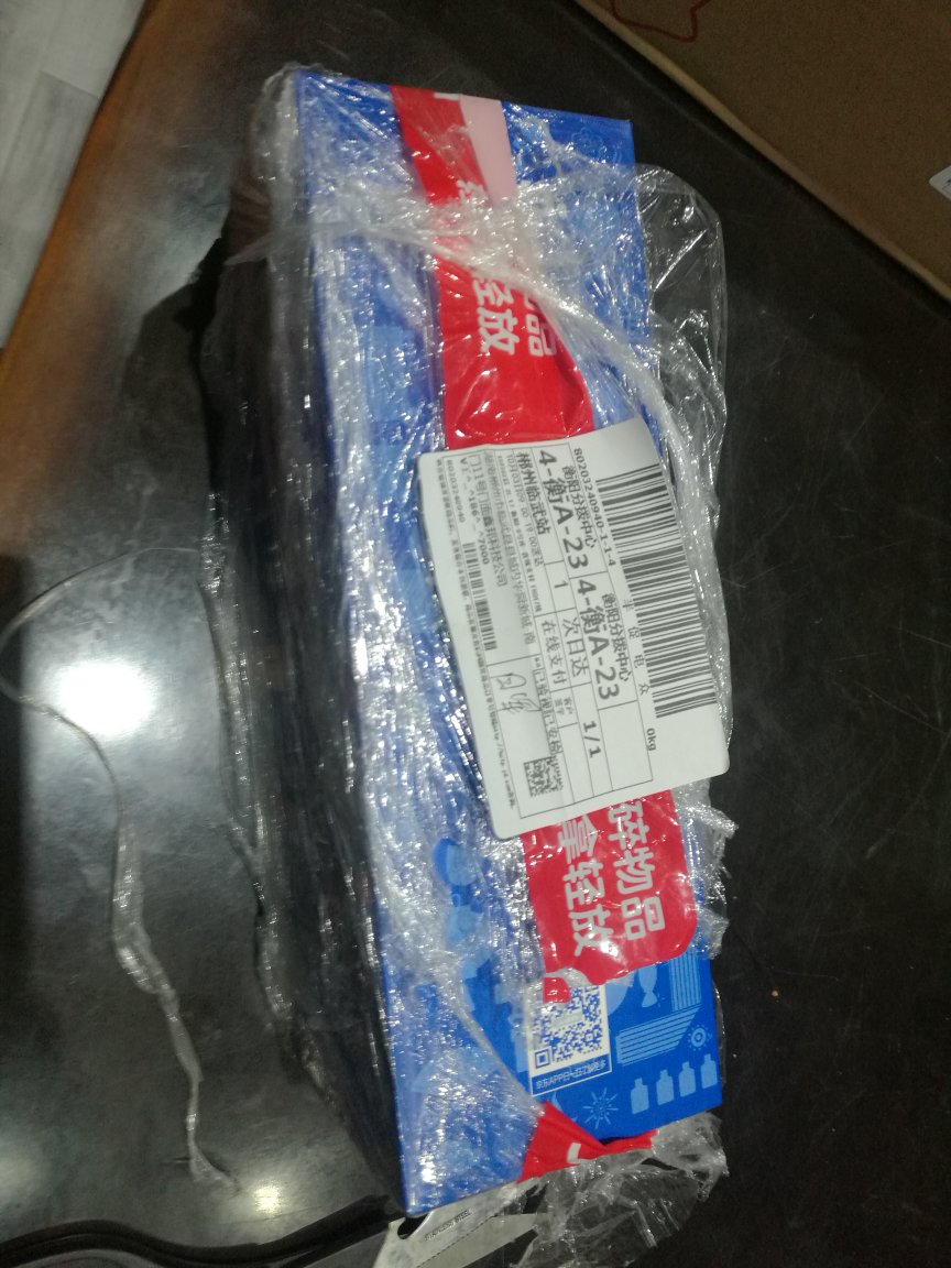 同时买的两瓶,包装差别太大,一个是保鲜膜包了下,无语,酒还没喝,不知道质量问题