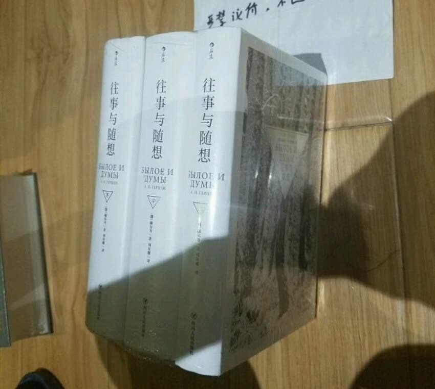 出的太快了,半年二十万字的散文,很多读着像流水日记。但作者还算诚心,用心记录牧民的生活。散文一旦纪实,没有个人的静思,就失去打动人心的灵性了。