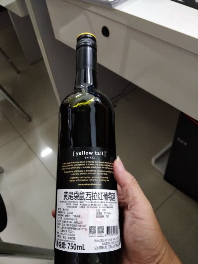 口感OK,容易入口,活动促销买的,加上优惠券加上白条付款优惠平均不到30一瓶还是挺划算
