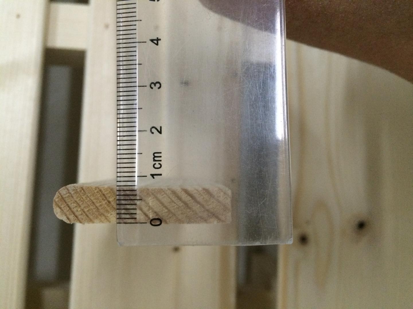 展开后上下两部分床板都对不齐,床板厚度只有0.8厘米,床面离地只有34厘米多一点儿。床整体很单薄,一个人坐在中间位置都得小心翼翼,不适合长期使用,只能临时凑合用一下。