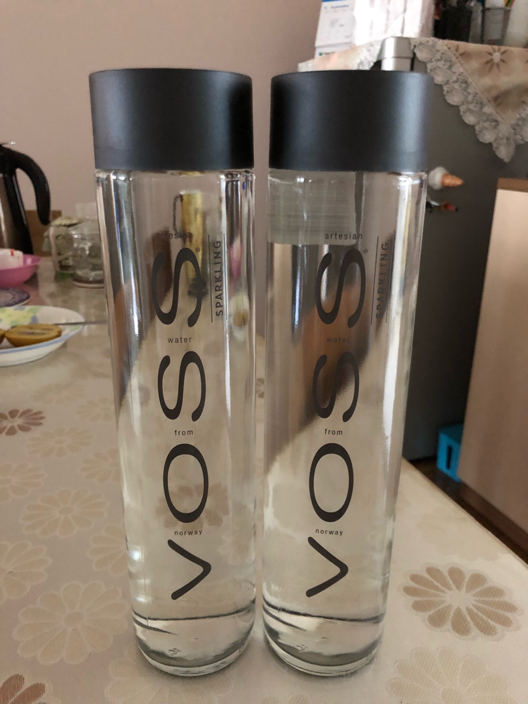 活动买一赠一时购入,保质期过半,还有八个月到期。