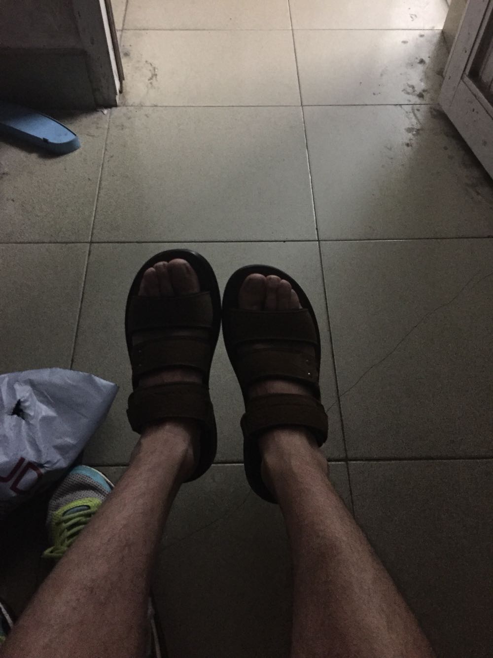 质量很好!就是有点点大,可能是脚太瘦的原因吧!从外地调货!等了两天!