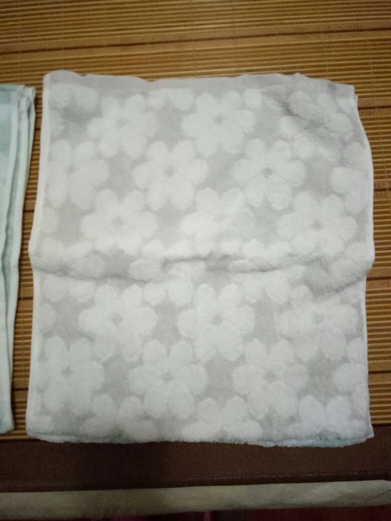 毛巾花型漂亮,厚实,颜色正,用着很舒服。不错不错。