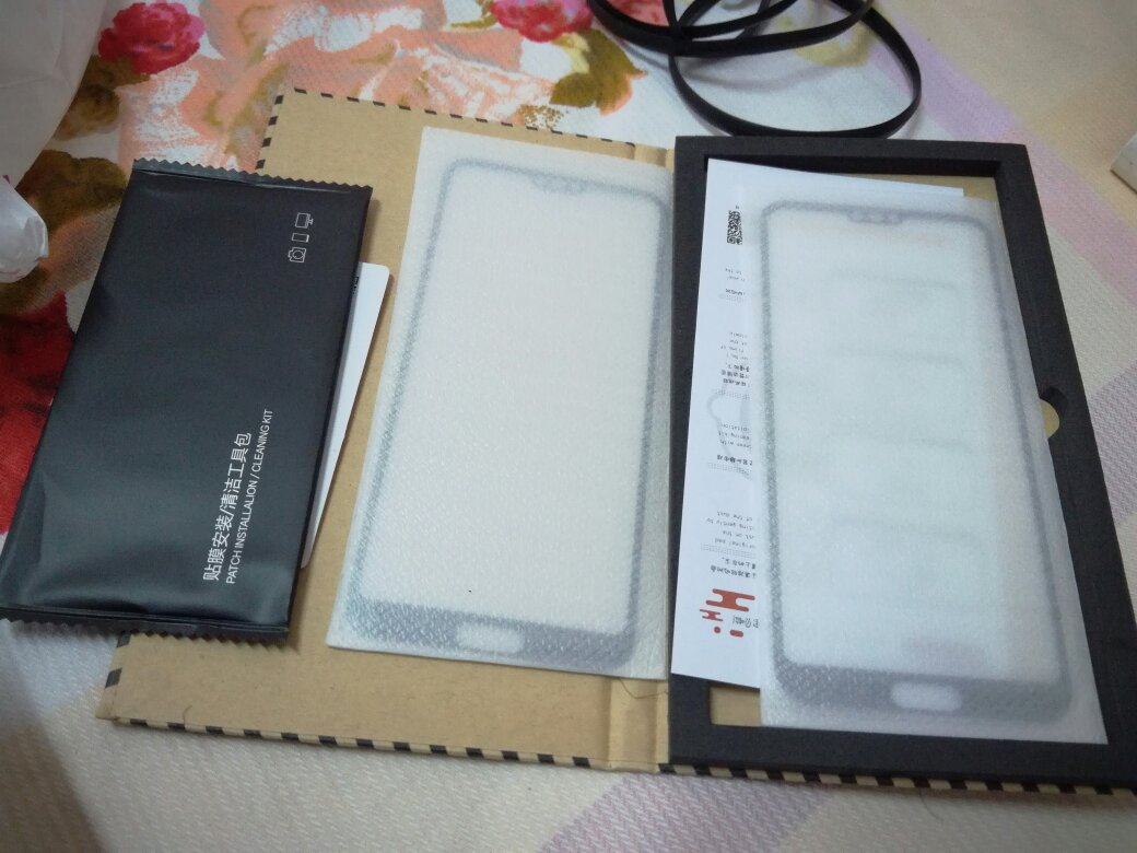 还没有貼,首先是两个模只有一包清洁工具,你们都是一次性贴两张吗?如果不是,下一次贴膜不需要清洗纸巾什么的吗?或者说你们用了还留着下一次用,它不是一次性的清洗纸巾,我是无语了…