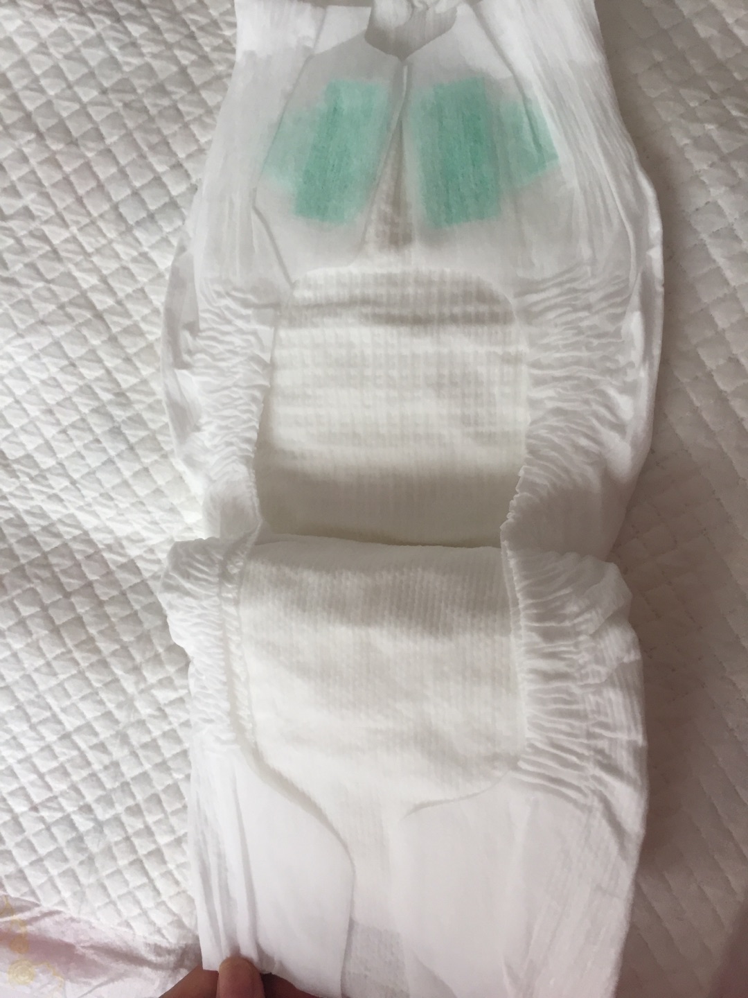之前给用新生儿的很不错,后来买了S,这次满减活动一下子买了两包M,结果宝宝穿上有些大,但是没有漏,不过为了更适合就又改买S号了,等宝宝大些再用M!