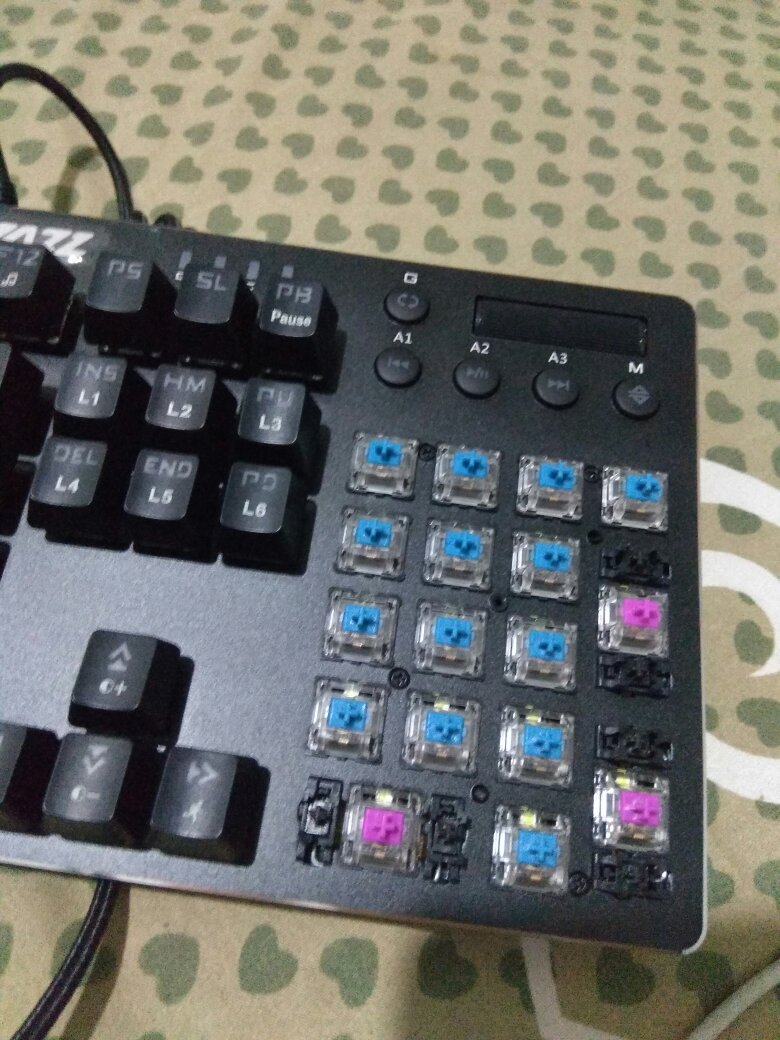 键盘整体还可以只不过有的按键是紫轴的,这点不太好