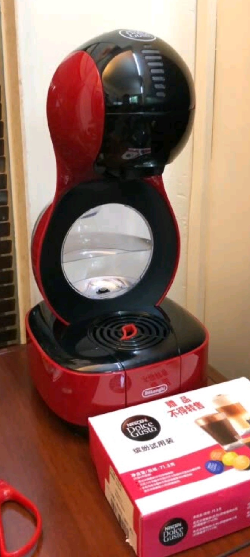 咖啡机相当好,外形好看,配套胶囊冲出来很好喝,不比星巴克差。*块钱一杯,很满足