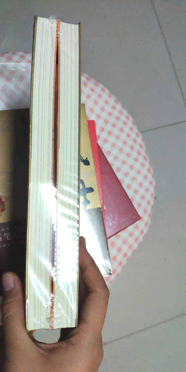 双十一特意买的《盗墓笔记》,也买了《沙海》和《藏海花》。高中教室里偷偷看课外书的时光一去不返,买的书也有了回忆的意义。天真无邪,小哥,故事很长,值得一读。封面精美,纸质很好,印刷清晰,好评好评!