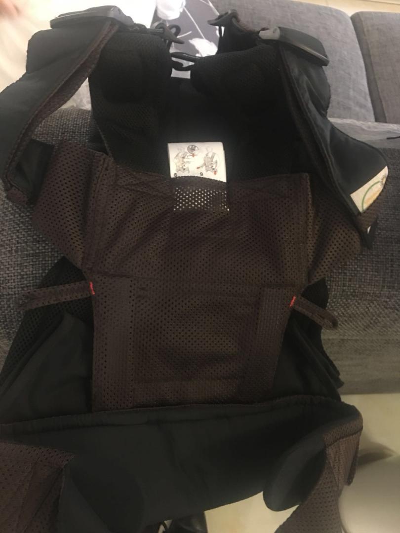 瑞典BABYBJORN品牌自然不用说,设计合理,功能齐全,质量真的没得说,便携性很好,适合带宝宝出游,网状结构很透气,非常好的一款婴儿背带,送货快
