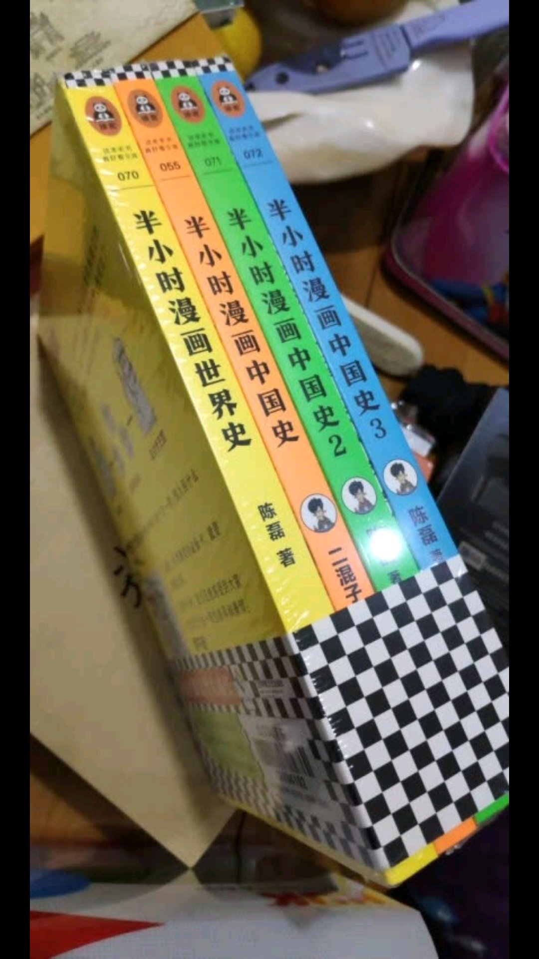 凑满减买的,很划算,除了第一图,别的都是借用其他人的。因为不在家,也懒得去拍照片。书到手时看了一部分,看着玩玩还可以吧,也就是一个历史大框架,加一些小段子。可能我记忆力太差了,现在记不得看了啥。