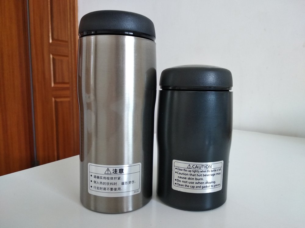 240ml,小的那个是我2015年买的,用到现在保温性能还是很好。360ml大的那个是昨天买的,试过了保温性能也不错,但两个还是有区别,小的是英文警示标志,大的是中文警示标志。