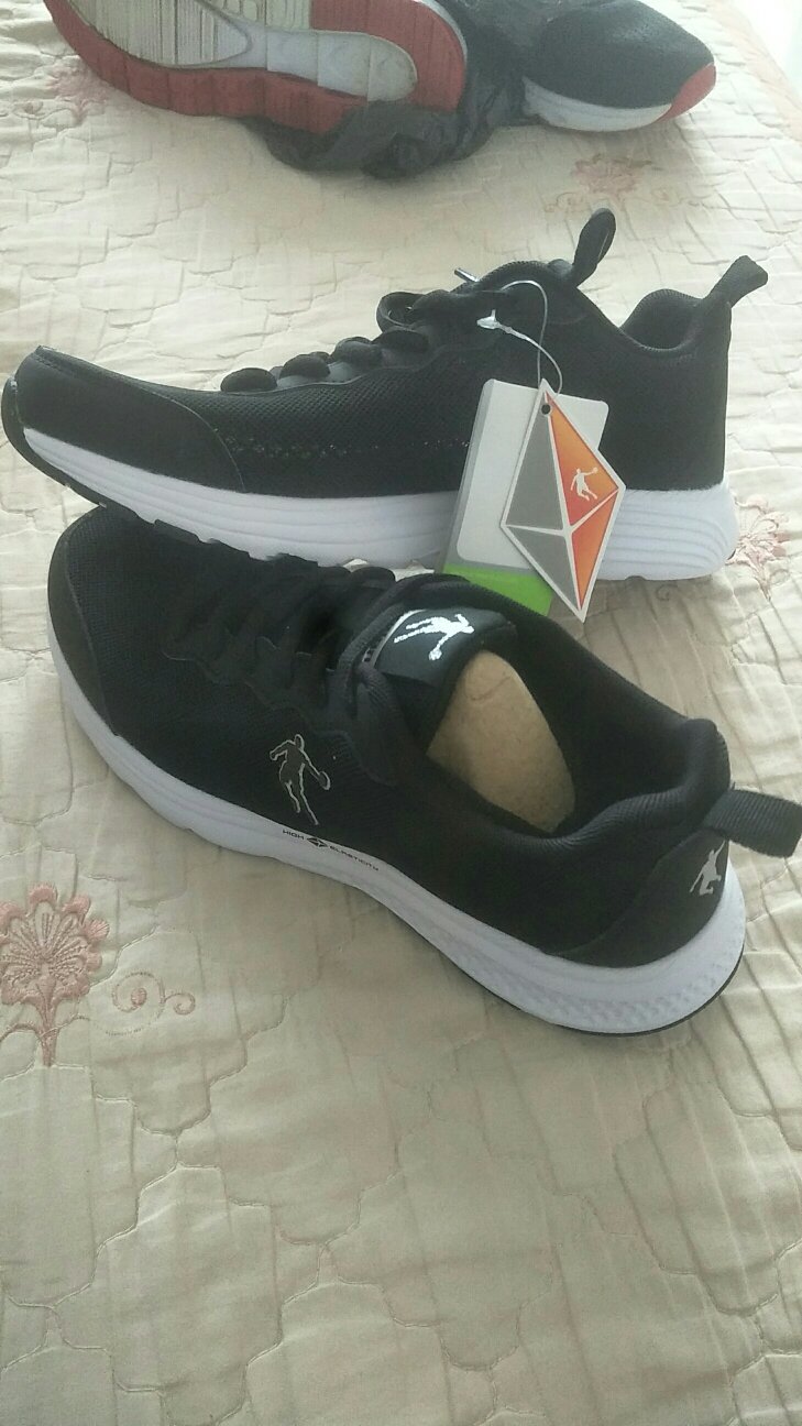鞋子收到了,孩子满意,就是码拍大了,不想退换了,留着明年穿吧!