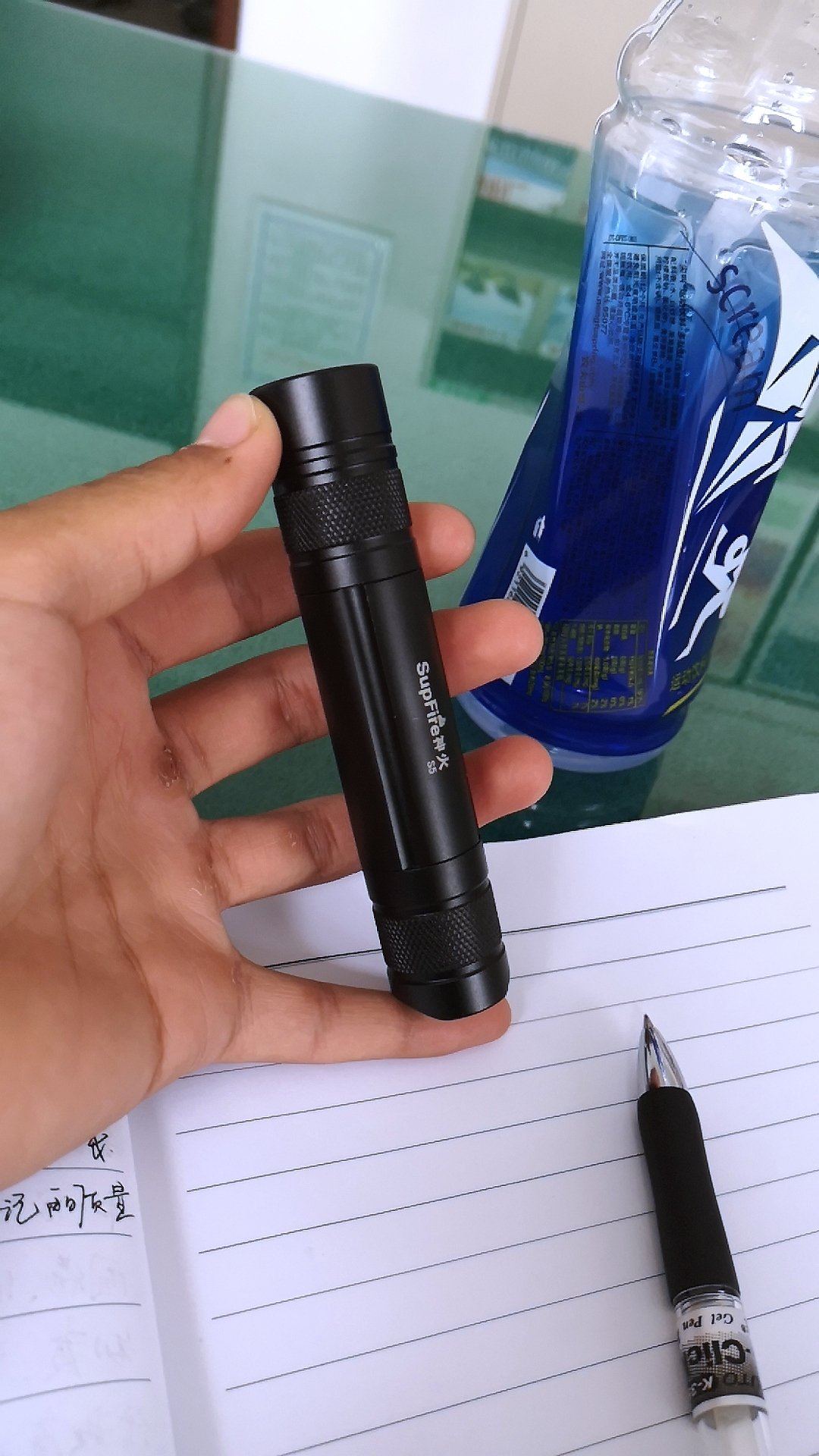 手电拿在手里很有手感 而且亮度足够