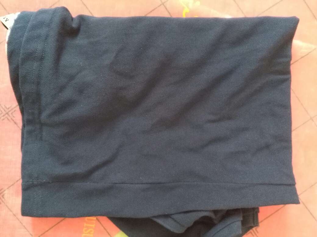 购物我基本都是好评,但这衣服掉色严重,第一次穿完后,身上都沾上了衣服上的颜色。手上沾点水往衣服上一搓就变成了这样,看图