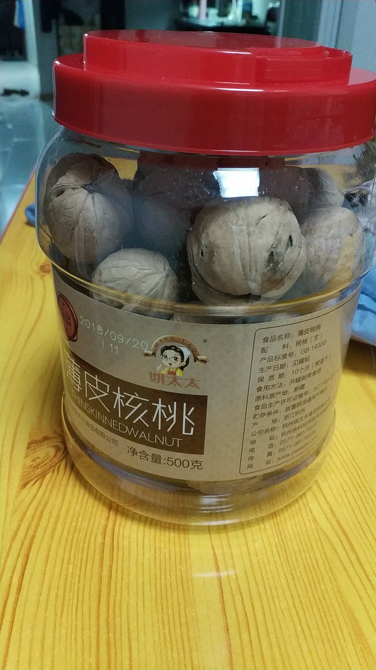 看品相似乎不是很好。不过价格是真得便宜。罐子里有开果器。基本上也没什么碎的,希望吃起来能好吧。生产日期很好,是今年九月份的