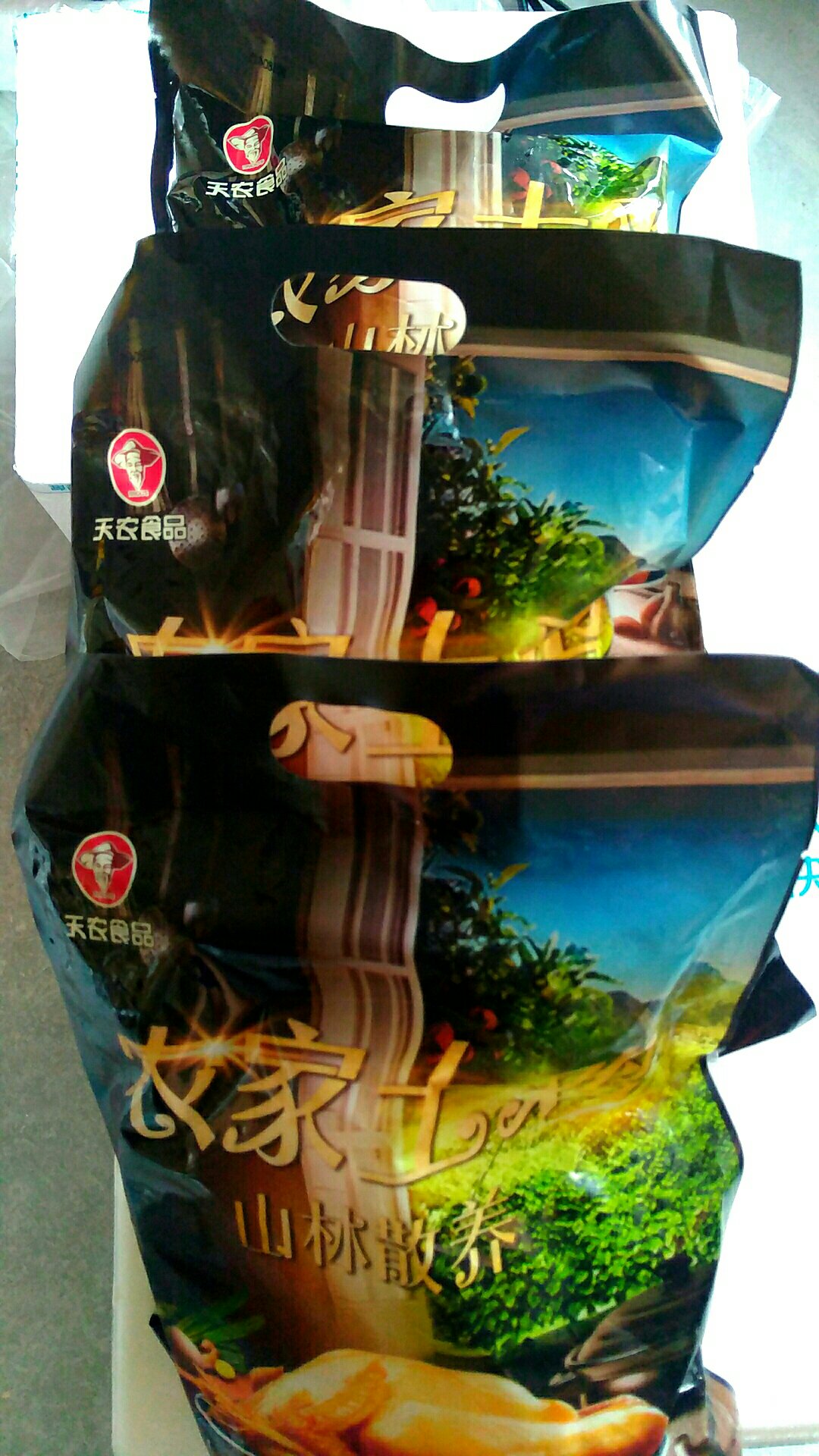 这个天农品牌的生鸡产地是广东清远的,广东清远鸡非常有名!还没吃过!吃吃看怎么样!吃后再追评!商城的生鲜物流也非常给力!快递彭师傅的服务很不错!