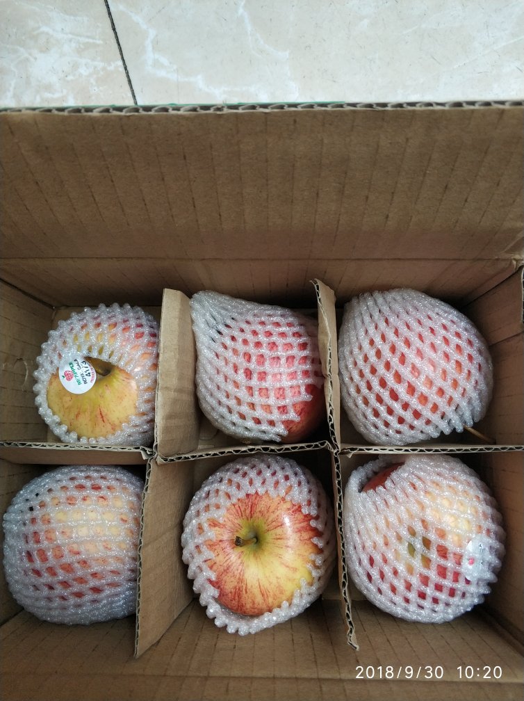 苹果看上去花纹不错,很漂亮,就是小了点,品种关系。
