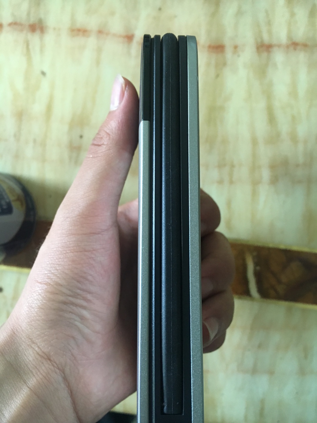 重量控制得不错,比较轻大小个人感觉有点大 但毕竟是20000毫安只是貌似自带线加苹果转接头不能充电啊(自带线都没完全插进转接头去),求解!!!