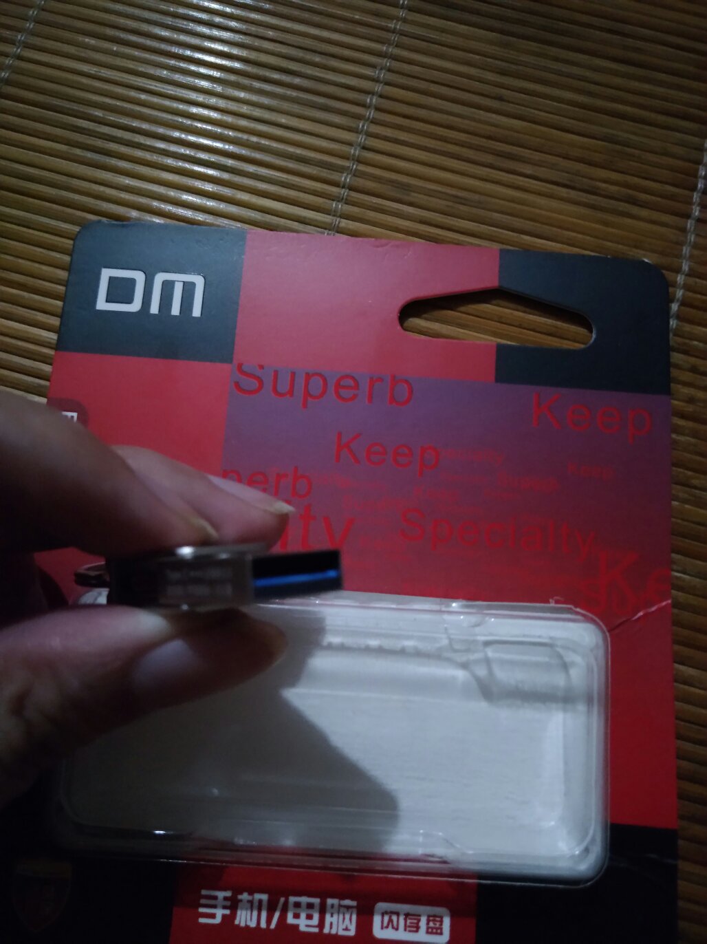 容量29.9G。读取速度还可以。样式精美简便,插手机的时候很紧很紧,有点小发热,不到烫手的地步。本人向来实话实说。
