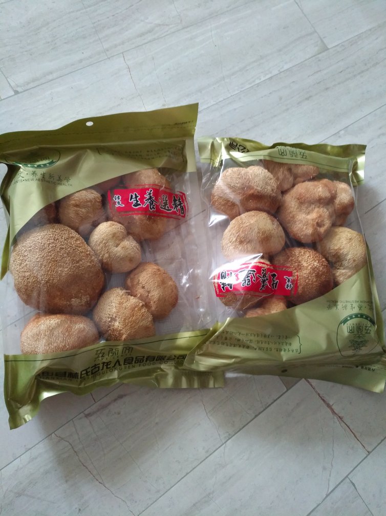 买回来自己没有吃,送给朋友了,据朋友说,袋内的猴头菇大小不一样的,有的猴头菇上有绒绒毛毛,有的猴头菇上没有绒绒毛毛的,光秃秃的,不好看的猴头菇。没有平台上的店铺里~图片那样大小颜值好看的。