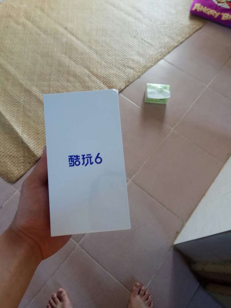 该怎么说呢,我还蛮喜欢的,手感比较好,双面充电头,运行和内存都是真的,就是有一点不明白,这个双摄像头有什么用的?一个拍照,另一个拿来干什么的?我真不明白,还有,拿到快递之后,盒子好像有一个脚被摔歪了,希望以后玩的越来越好,以后再追评
