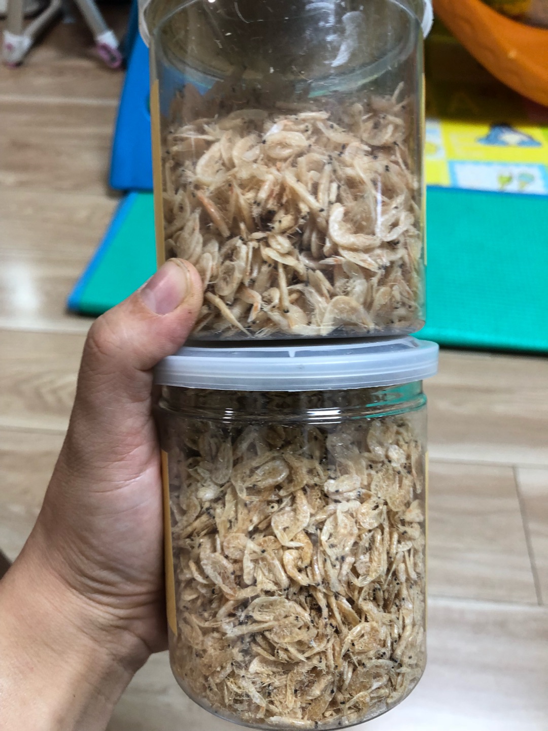 两桶虾皮明显大小,颜色不同