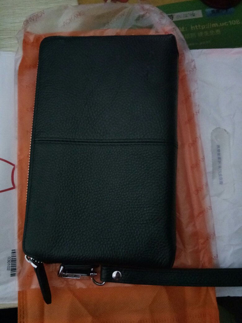 包的皮质很好,大小正合适。包的样式简洁大方,手感也好
