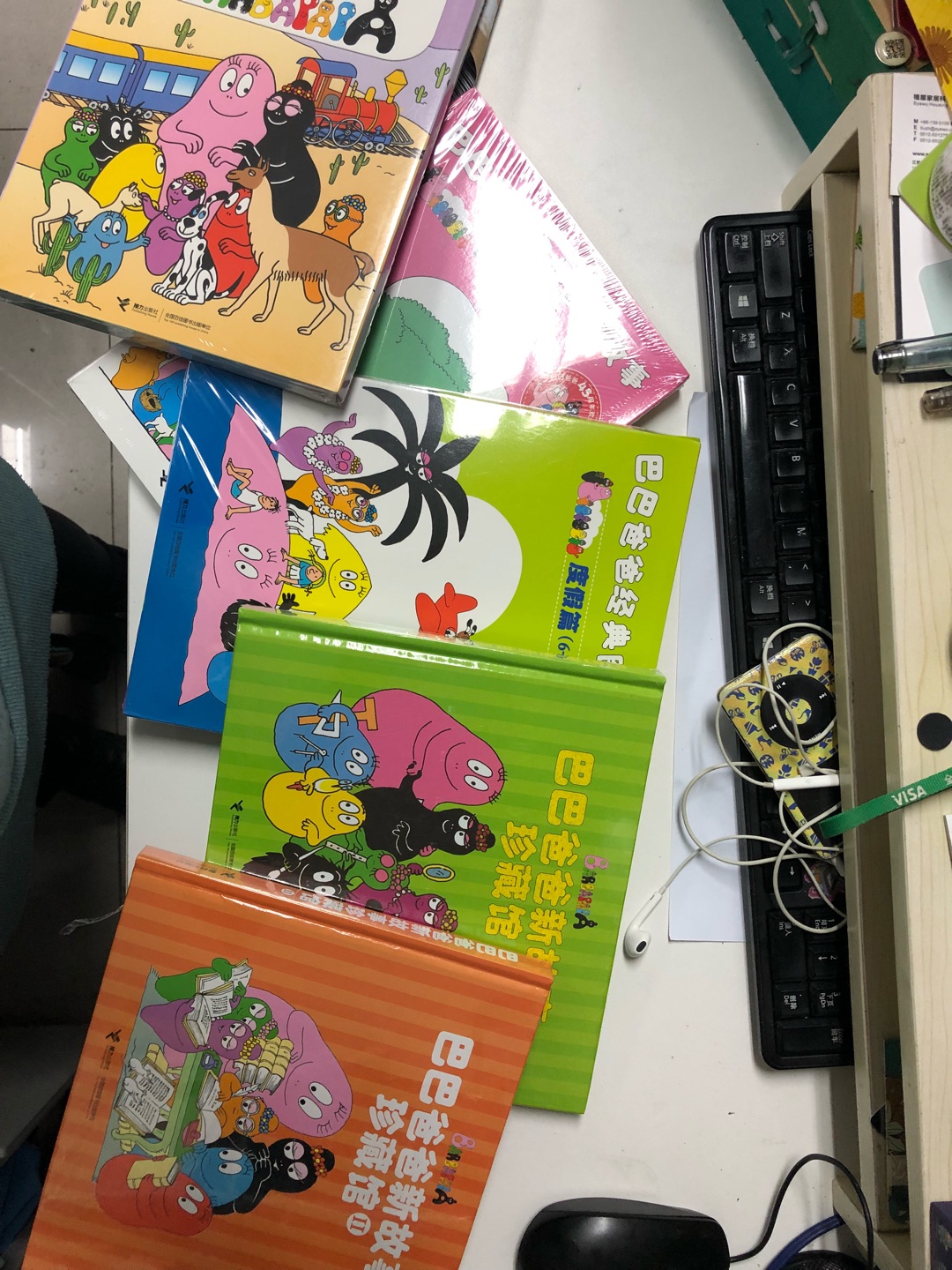 是双十一买的全套,价格不是最低,主要是自己喜欢,有自己童年回忆,希望孩子也能喜欢,书稍微有点味道,有一本书的边是破的,不影响阅读,我喜欢买书,活动多,配送快,服务好,会继续买下去