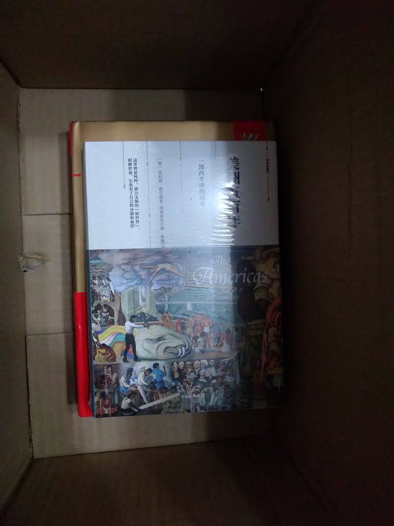 时代、独立时代和“美国世纪”。500年前,欧洲航海者“发现”的美洲并非一片蛮荒之地。以墨西哥和秘鲁为中心的美洲本土文明已经繁荣了数百年,建立了宏伟的城市。历史悠久的美洲农业培育出土豆、玉米、辣椒、花生、番茄、烟草等作物,它们改变了整个世界的口味。16世纪,西班牙人灭亡了阿兹特克帝国和印加帝国,并且继承了它们的权力和财富。此后,欧洲上到王公贵族、商人、冒险家、传教士,下到失业者和流放犯,纷纷来到新大陆,寻找财富、土地或者自由。大量黑人作为奴隶被**到这片土地,以弥补殖民地农业的劳力短缺。经过两个世纪的殖民开发与斗争,美洲大部分成了英国和西班牙两个王国的领地。在作者看来,18世纪末至19世纪的美洲独立浪潮,带来了美洲原初的“分裂”。美国的独立革命获得成功,很快建立了统一、民主的国家制度,并且开始向自身的西部内陆扩张。然而,很多拉丁美洲国家在独立之后,却陷入了独裁、分裂、内战或经济停滞的困境。