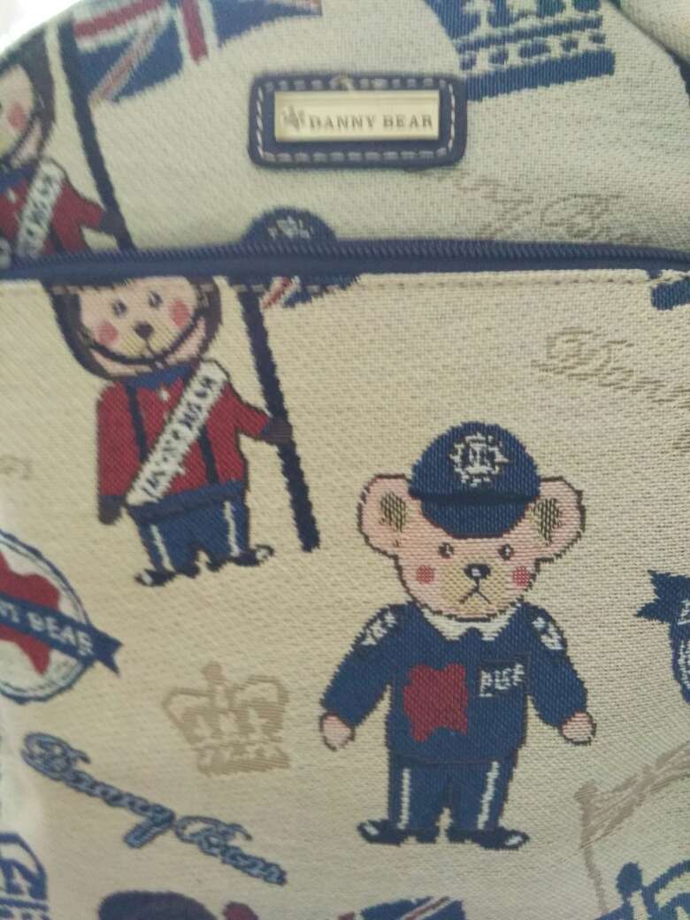 有色差 颜色较暗 质量还行 内里有个小洞 小失望