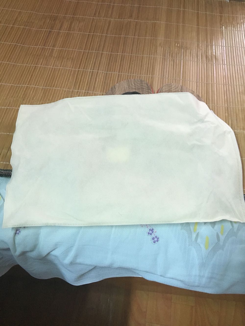 试穿了下,蛮合脚的,家里也穿惯了拖鞋,所以也没觉得磕脚。样子不错。红色靓靓的。外面还有个无纺布袋子很好,刚好出去旅游带着方便。