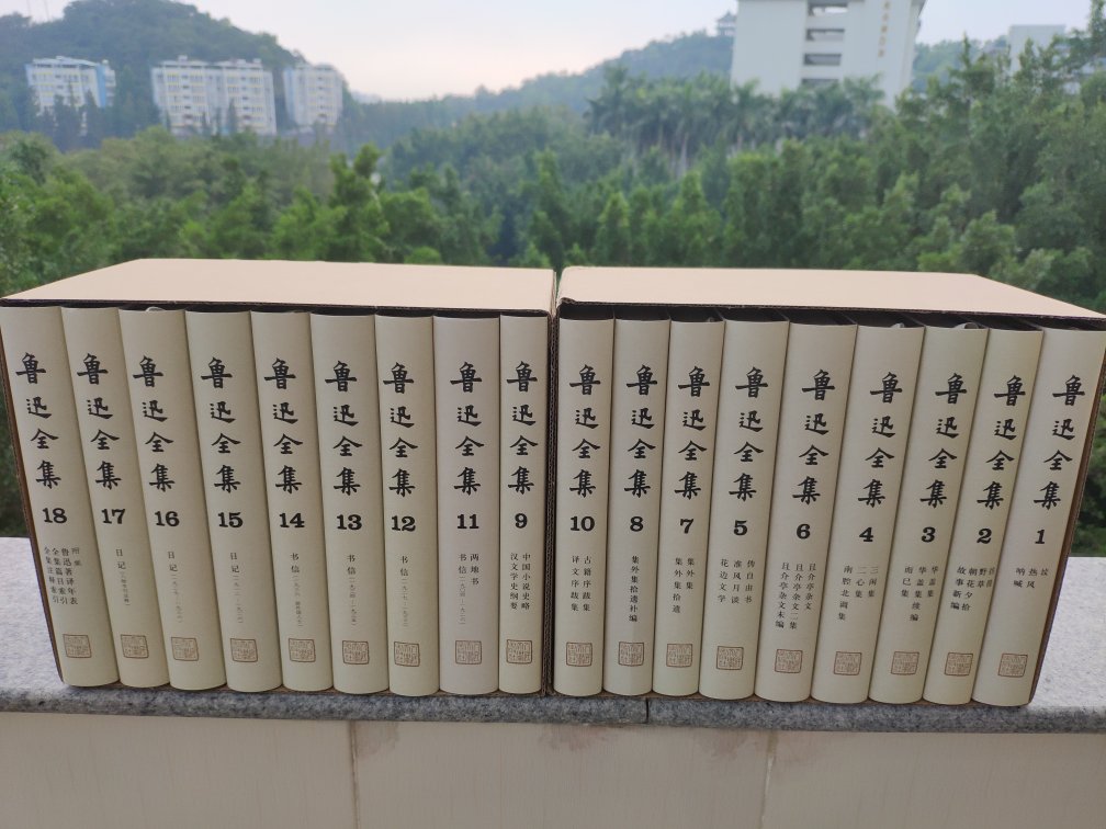 夫工师之为巨室,度材比于变理阴阳;名医之制方剂,炮炙通乎鬼神造化。史家诠次群言,亦若是焉已尔。是故文献未集,则搜罗咨访,不易为功。观郑樵所谓八例求书,则非寻常之辈所可能也。观史迁之东渐南浮,则非心知其意,不能迹也。此则未及著文之先事也。及其纷然杂陈,则贵决择去取,人徒见著于书者之粹然善也,而不知刊而去者中有苦心而不能显也。既经裁取,则贵陶镕变化。人第见诵其辞者之浑然一也,而不知化而裁者中有调剂而人不知也。即以刊去而论,文劣而事庸者无足道矣。其间有介两端之可,而不能不出于一途;有嫌两美之伤,而不能不忍于割爱。佳篇而或乖于例,事足而恐徇于文。此皆中有苦心而不能显也。如以化裁而论,则古语不可入今,则当疏以达之;俚言不可杂雅,则当温以润之。辞则必称其体,语则必肖其人。质野不可用文语,而猥鄙须删;急遽不可以为宛辞,而曲折仍见。文移须从公式,而案牍又不宜徇;骈丽不入史裁,而诏表亦岂可废。此皆中有调剂而人不知也。”——章学诚