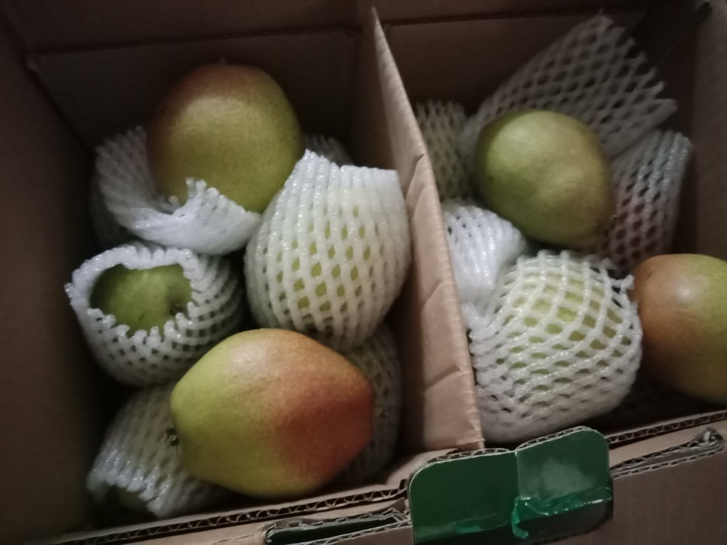 这个梨还可以,很新鲜,包装没有损坏,很好的,皮也薄。